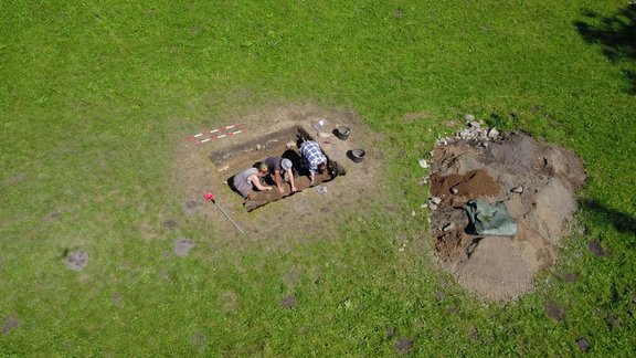 Abb. 4: Grabungsarbeiten in der sehr fundreichen Fläche 2