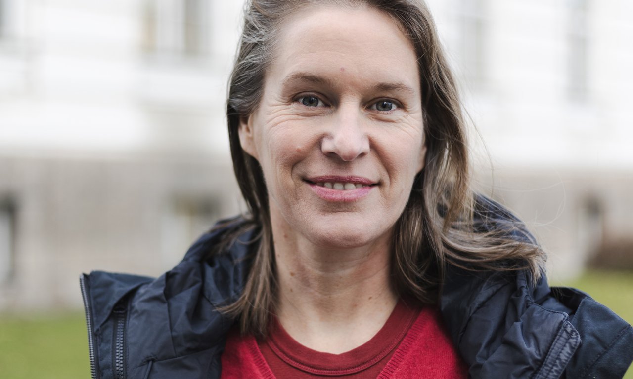 Professorin Uta Degner vor dem Universitätshauptgebäude.