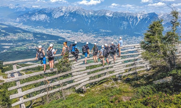 Gruppe schaut vom Berg aufs Inntal hinunter