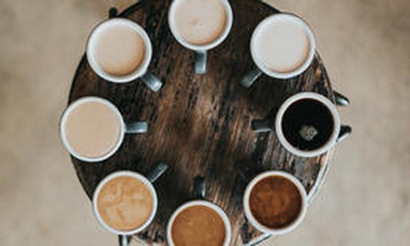 Kaffeesorten in Bechern auf einem Tisch