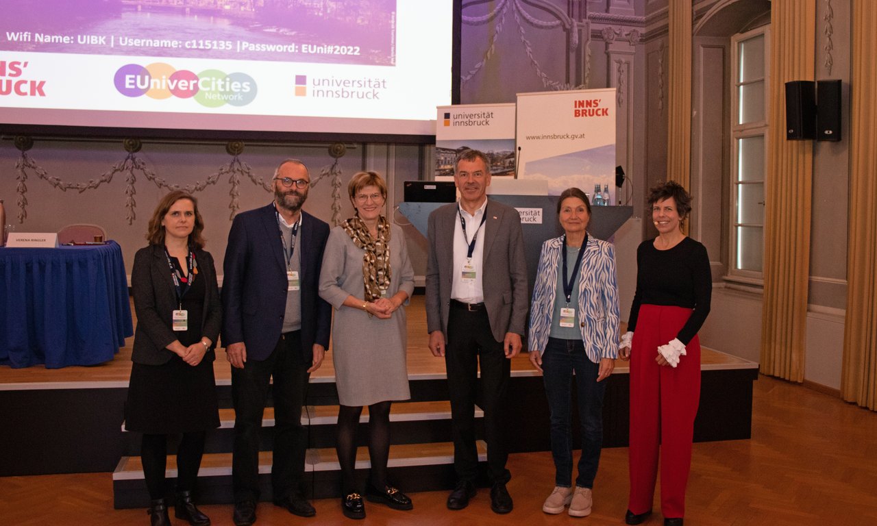 Mehrere Personen stehen vor einer Leinwand