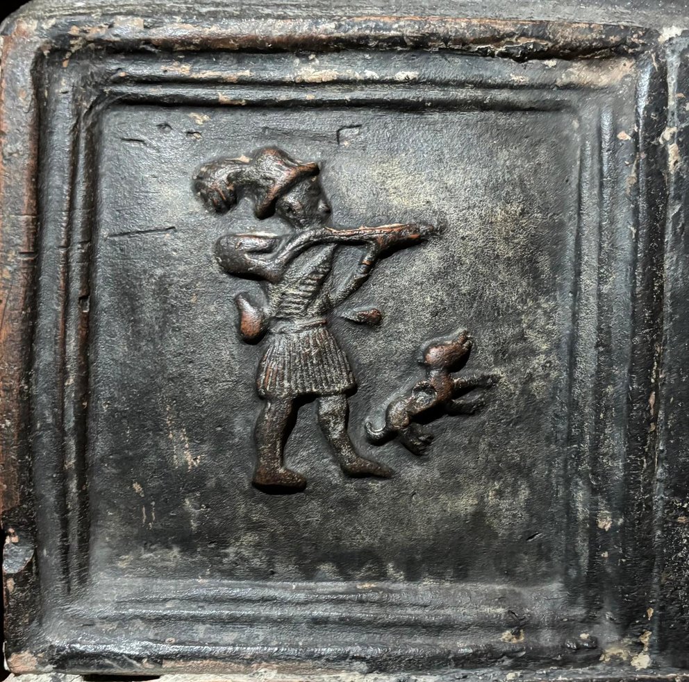 Detailaufnahme Jäger mit Hund Kachelofen Tiroler Volkskunstmuseum