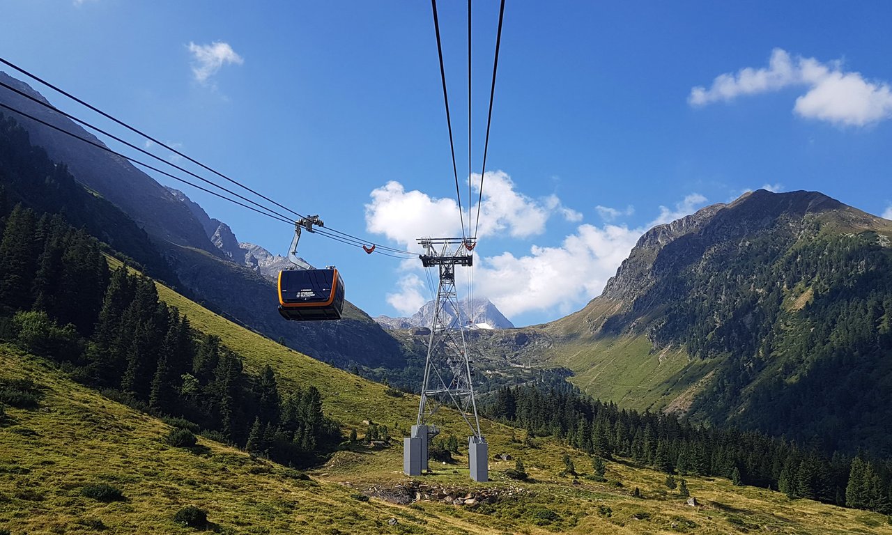 Gondelbahn mit einem Zugseil und zwei Tragseilen.