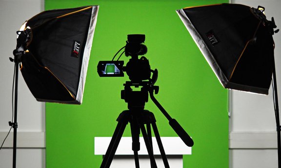 Kamera und Scheinwerfer vor Green Screen
