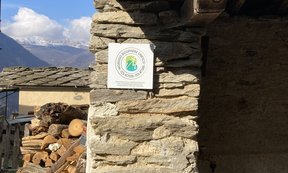 Hütte mit der "Öko-Akteur"-Plakette