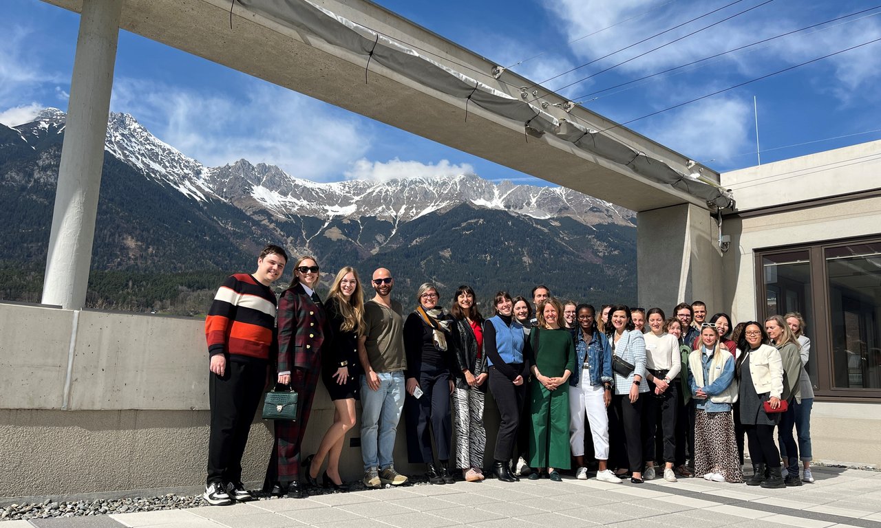 Gruppenfoto auf der Terrasse des Agnes Heller Hauses