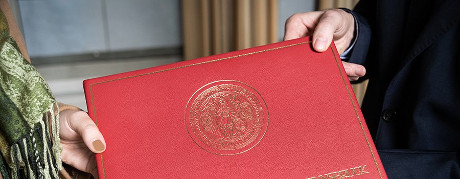 Professor gratuliert Studentin