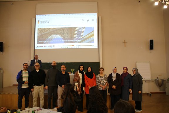 Lehrer:innen beim Iftar-Essen