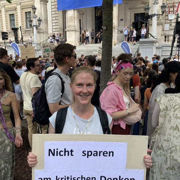 Katherine Dormandy bei der Demonstration am 27. Mai 2026.