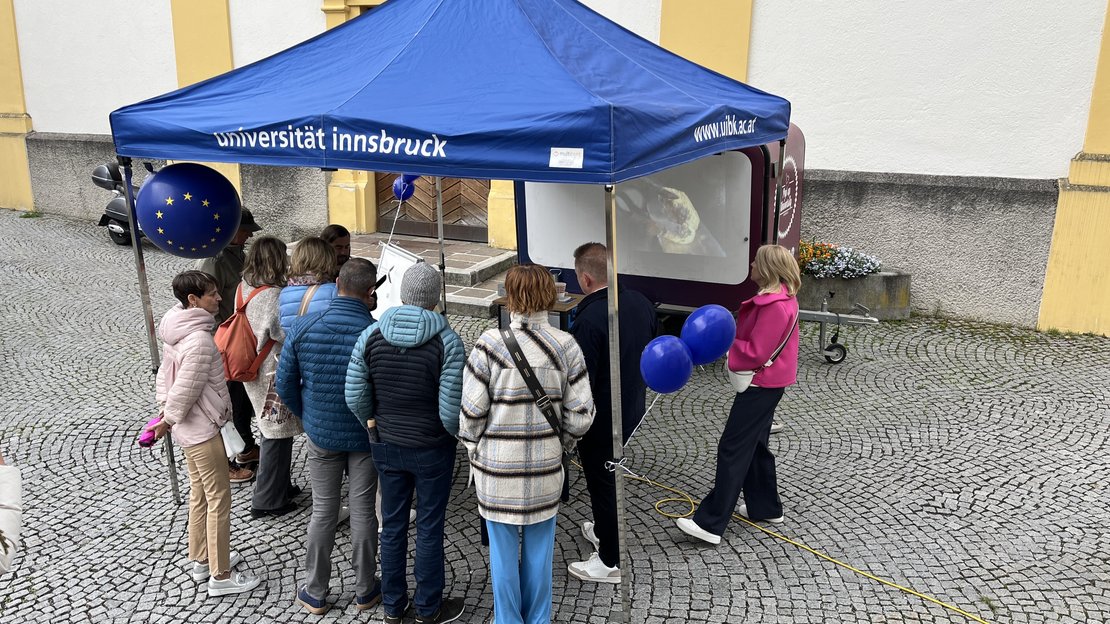 Messestände mit Personen