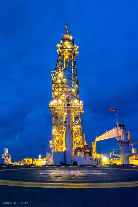 Der Turm des Bohrschiffs, der rund 70 m über das Deck hinausragt.