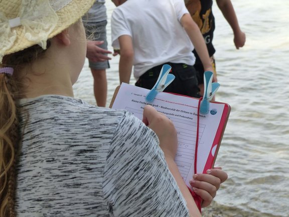 Mädchen hält einen Erhebungsbogen in der Hand.