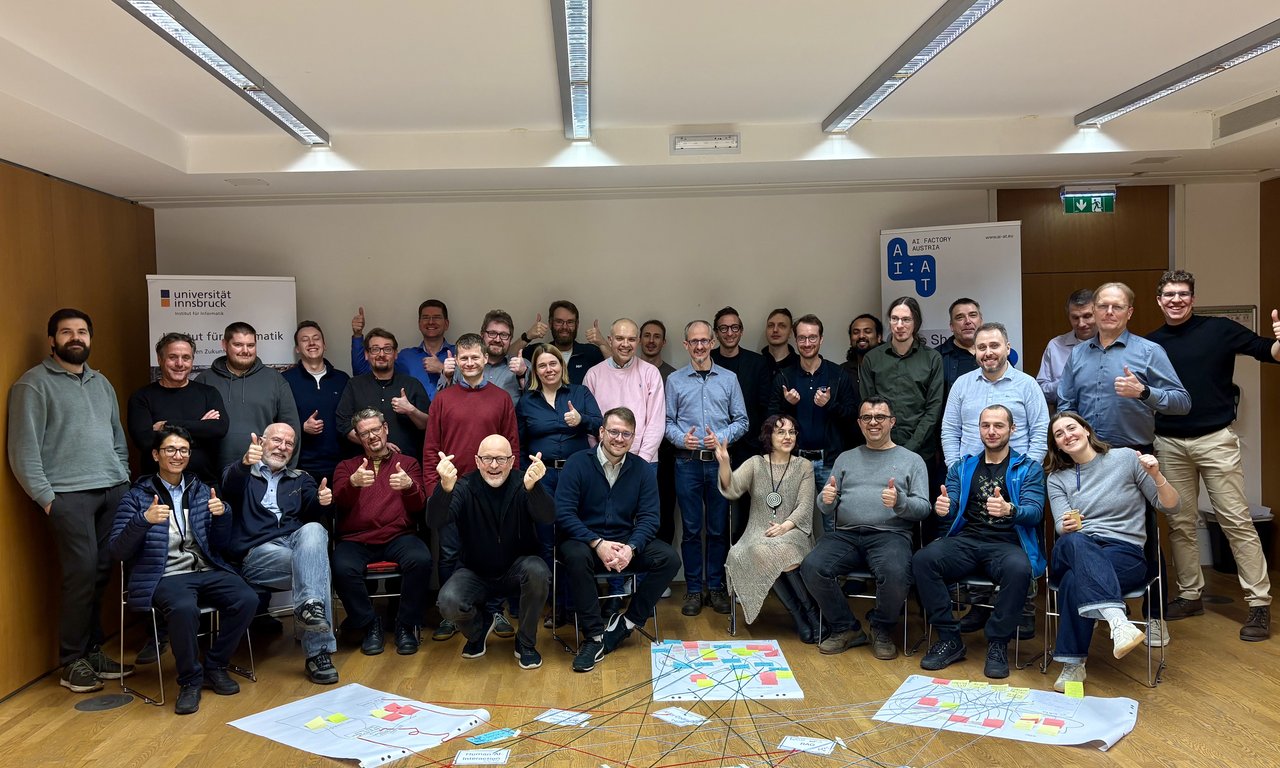 auf dem Bild sieht man alle Teilnehmer des Treffens und im Vorgerdrund sind Workshop Plakate platziert