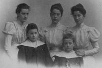 von links nach rechts: Margaret (später Stonborough), Helene (später Salzer), Hermine. Davor Paul und Ludwig