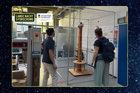 Besucherin testet Leistungselektronik am Experiment.