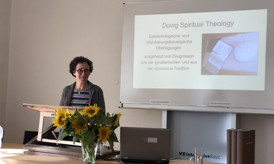 Teresa Peter bei ihrem öffentlichen Vortrag