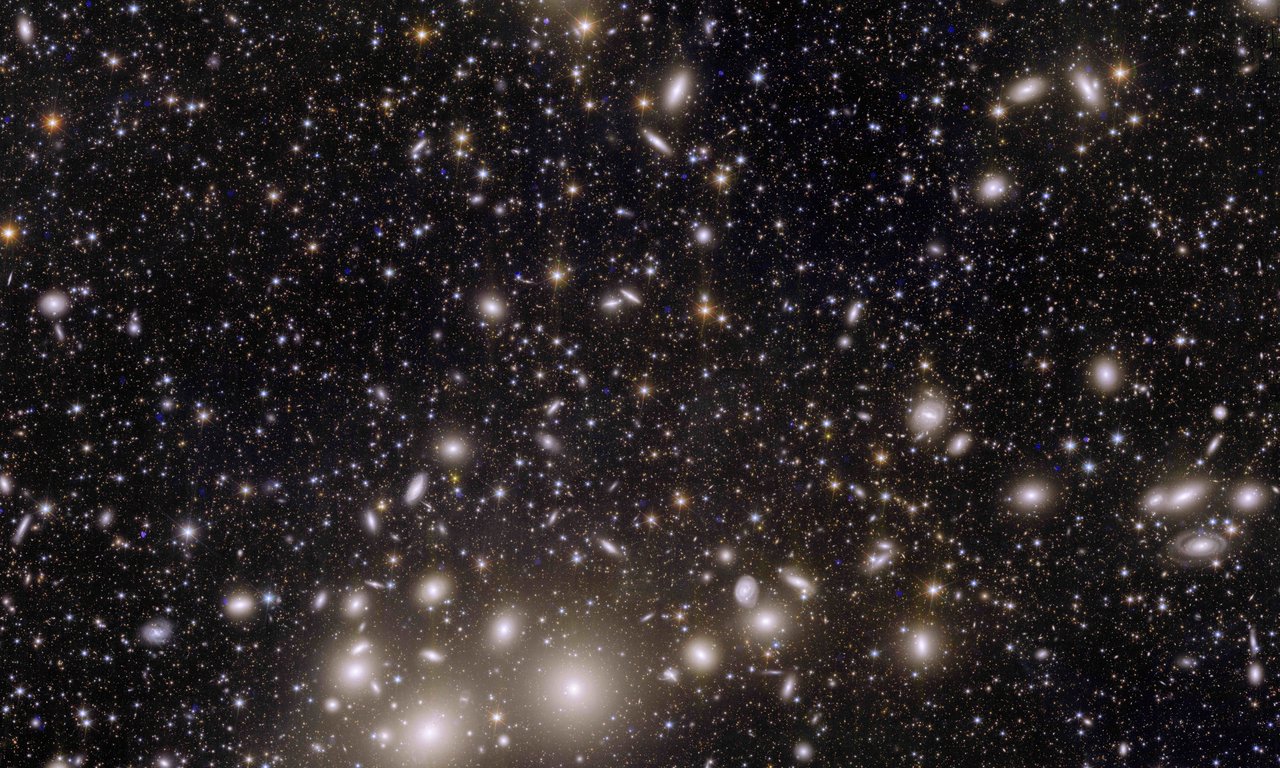 Aufnahme des Sternenhimmels, zu sehen sind zahlreiche Galaxien, Sternencluster und ähnliche Phänomene.