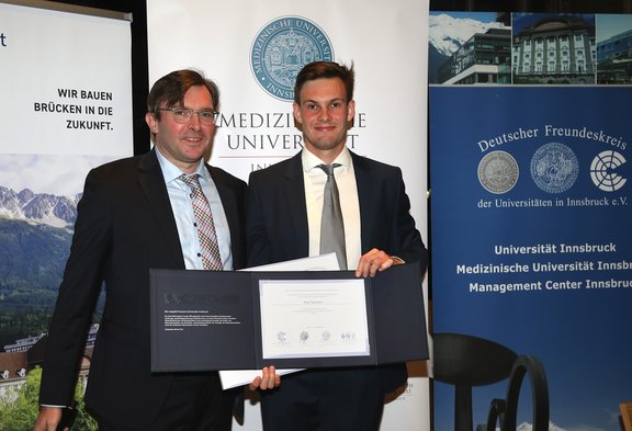 Zwei Personen mit Urkunde