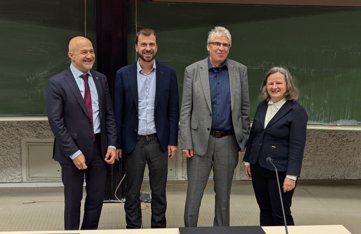 Gruppenfoto mit vier Personen.