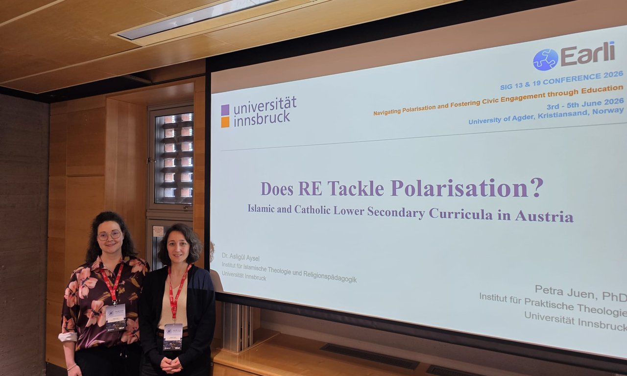 Asligül Aysel und Petra Juen vor ihrer Präsentation bei der EARLI-Konferenz 2026 stehend