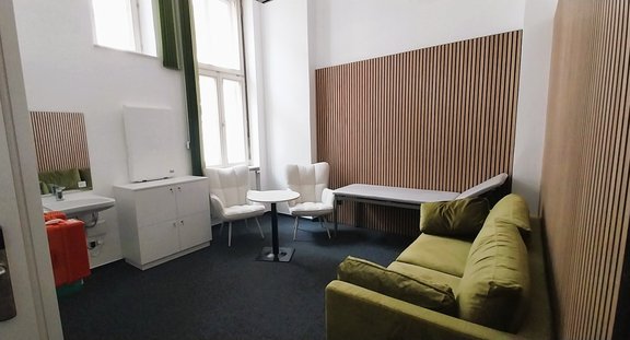 Modern eigerichteter Wickel- und Stillraum