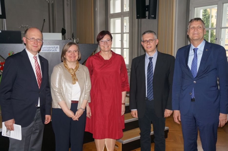 v.l.n.r. Dekan Josef Quitterer, Vizerektorin Ulrike Tanzer, Martina Kraml, Thomas Karmann, Vizerektor Wolfgang Meixner