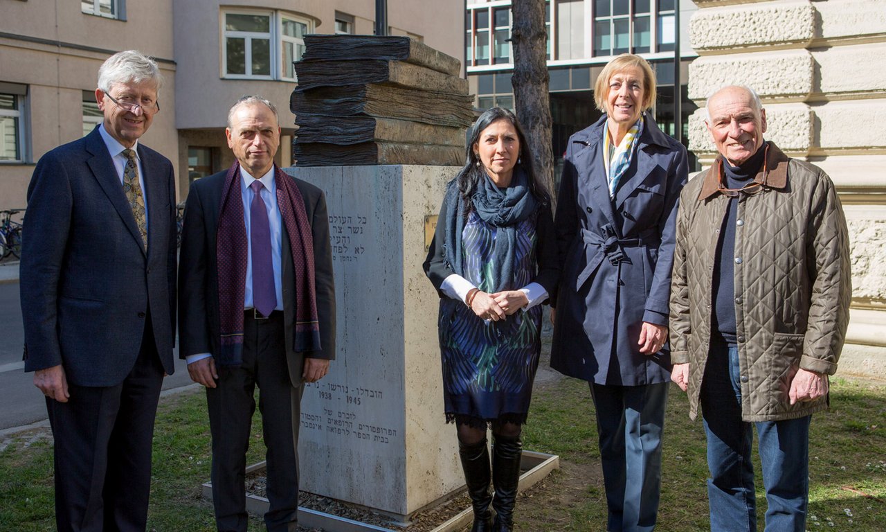 Gedenken vor dem Mahnmal für die Vertriebenen