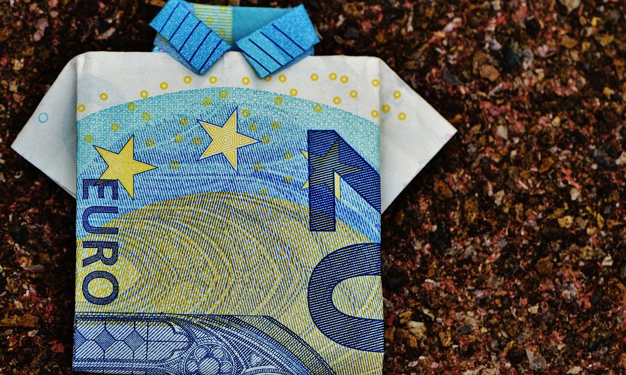 Ein 20-Euroschein ist zu einem kleinen Minihemd gefaltet.