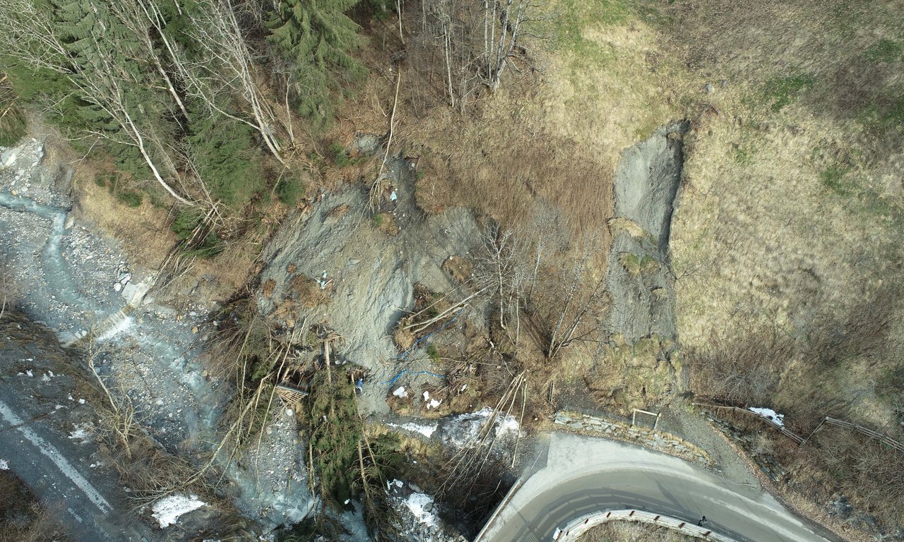 Versuchsaufbau am Lattenbach aus der Vogelperspektive.
