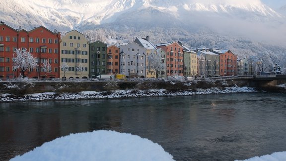 Blick auf Häuser der linken Innseite in Innsbruck, Herzog-Friedrich-Ufer