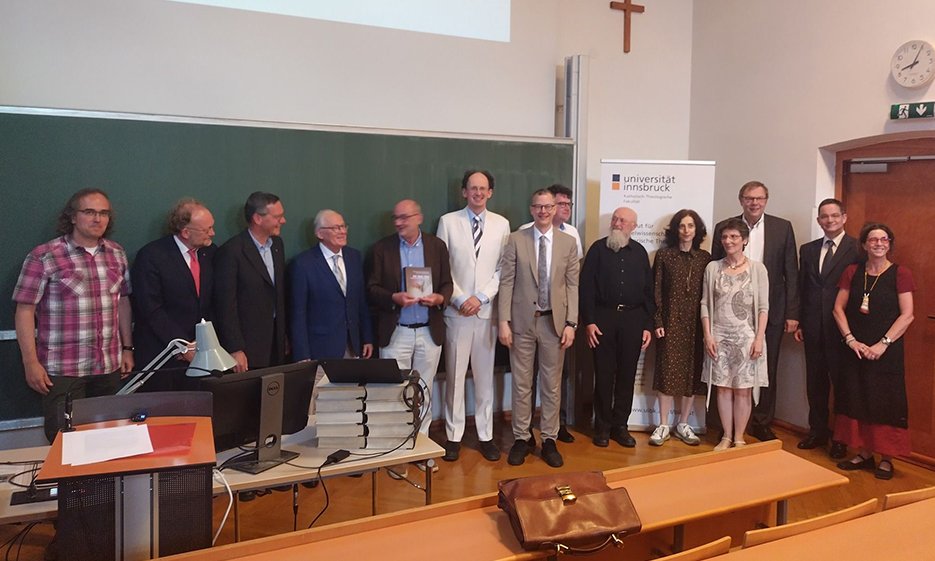 65 Jahre Meßner. Knapp die Hälfte der 30 Autorinnen und Autoren der Festschrift war in Innsbruck anwesend. Von links nach rechts: Alexander Zerfaß, Roland Steinacher, Martin Lang, Rudolf Pacik, Reinhard Meßner, Michael Dormandy, Liborius Lumma, Hubert Alisade, Franz Karl Praßl, Nino Sakvarelidze, Ingrid Fischer, Martin Klöckener, Harald Buchinger, Andrea Aschauer. Bild: Thomas Rabanser