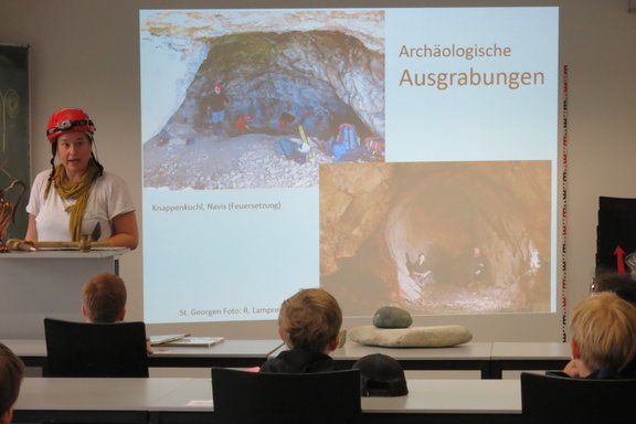 Kinder lernen etwas über Montanarchäologie