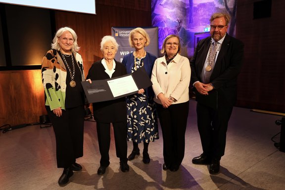 Vizerektorin Janette Walde, Barbara Coudenhove-Kalergi, Rektorin Veronika Sexl, Promotorin Ulrike Tanzer, und Laudator Dirk Rupnow.