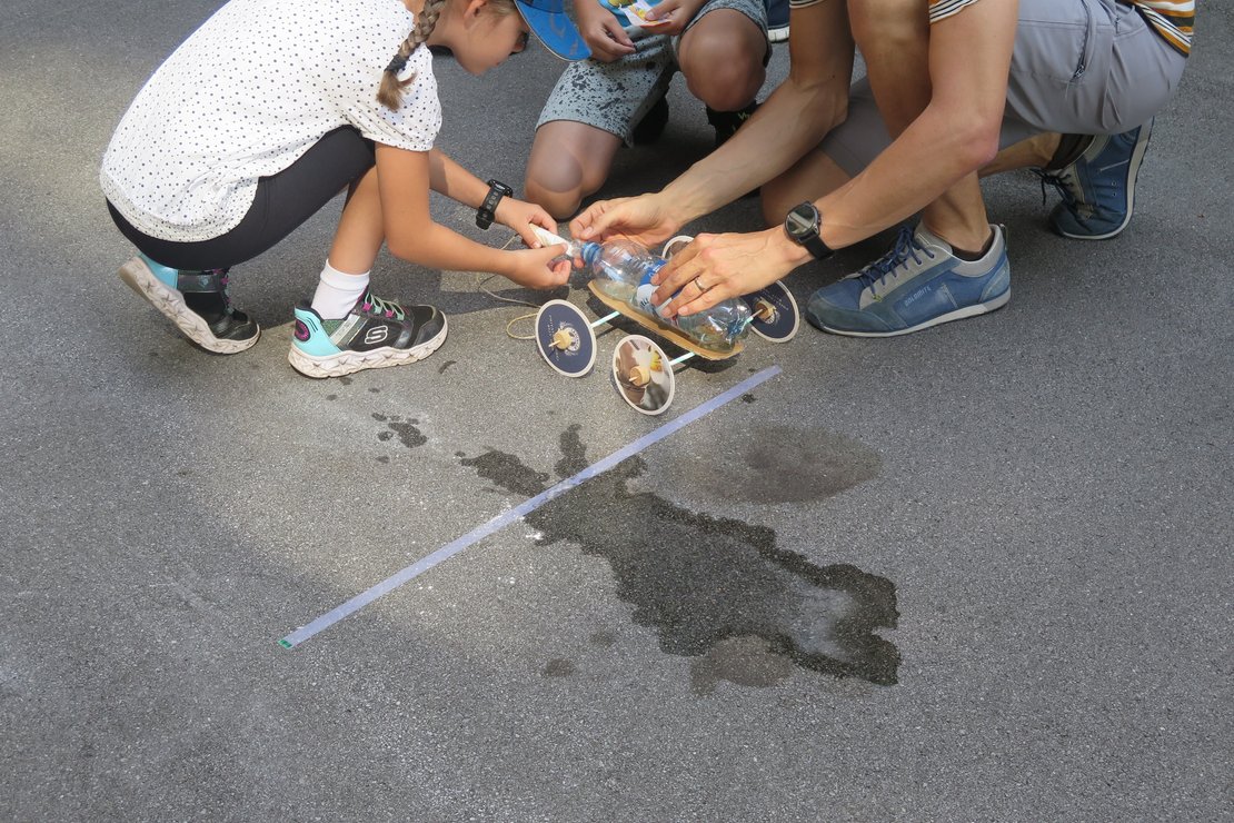 Kinder starten eine Wasserrakete