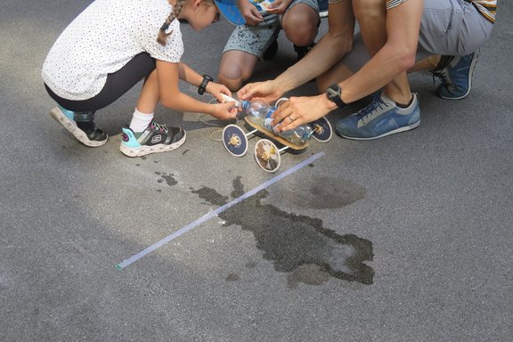 Kinder starten eine Wasserrakete