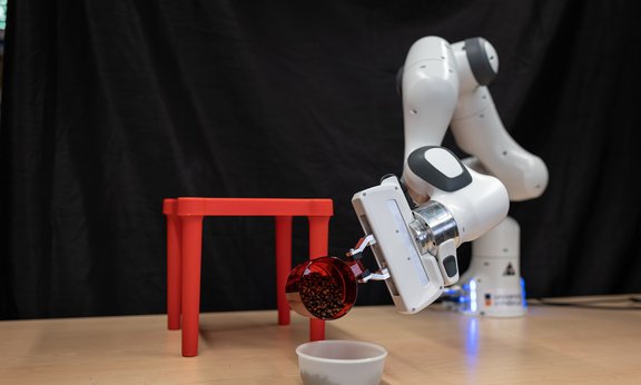 Roboterarm mit kleinem Tisch und Schüssel