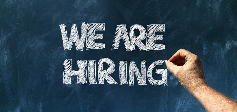 Zu sehen ist eine Schiefertafel mit dem Schriftzug "We are hiring".