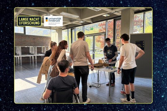Forscher erklärt Besucher:innen den Bennett-Mechanismus.
