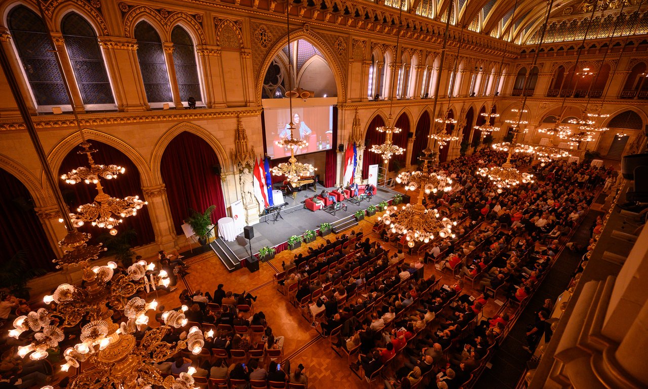 Blick in den gefüllten Festsaal des Wiener Rathauses