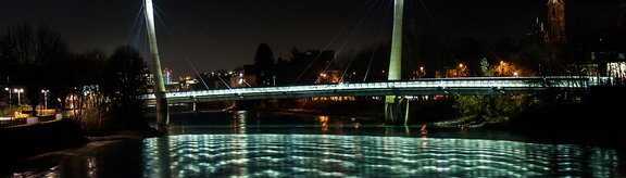 Innsbruck bei Nacht mit Brücke