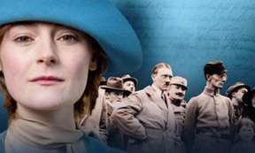 Person mit einem blauen Hut, im Hintergrund Adolf Hitler und weitere Personen