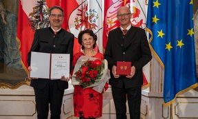 Die frühere Professorin für französische und spanische Literaturwissenschaft Ursula Moser wurde von LH Anton Mattle und LH Arno Kompatscher (li.) ausgezeichnet.