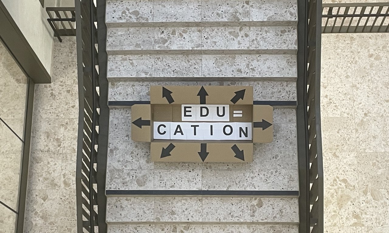 Karton mit Text liegt auf Treppe