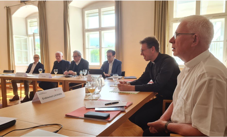 rechts vorne: EB Franz Lackner beim Kontaktkomitee in Innsbruck