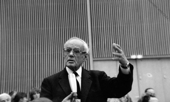 Karl Rahner beim Diskutieren