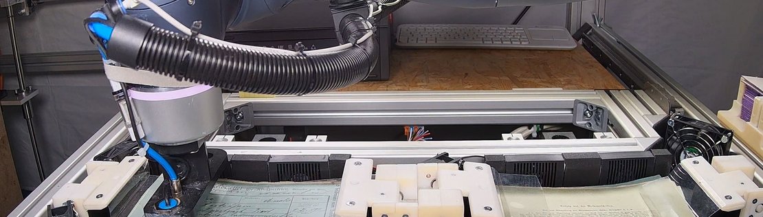 Roboter Arm hebt Meldezettel hoch.