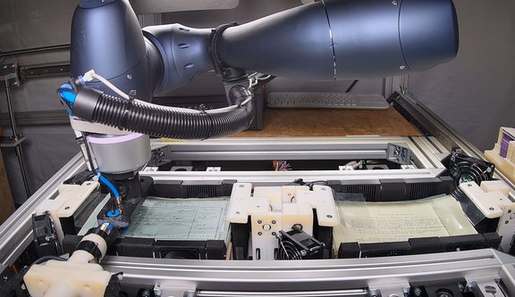 Roboter Arm hebt Meldezettel hoch.