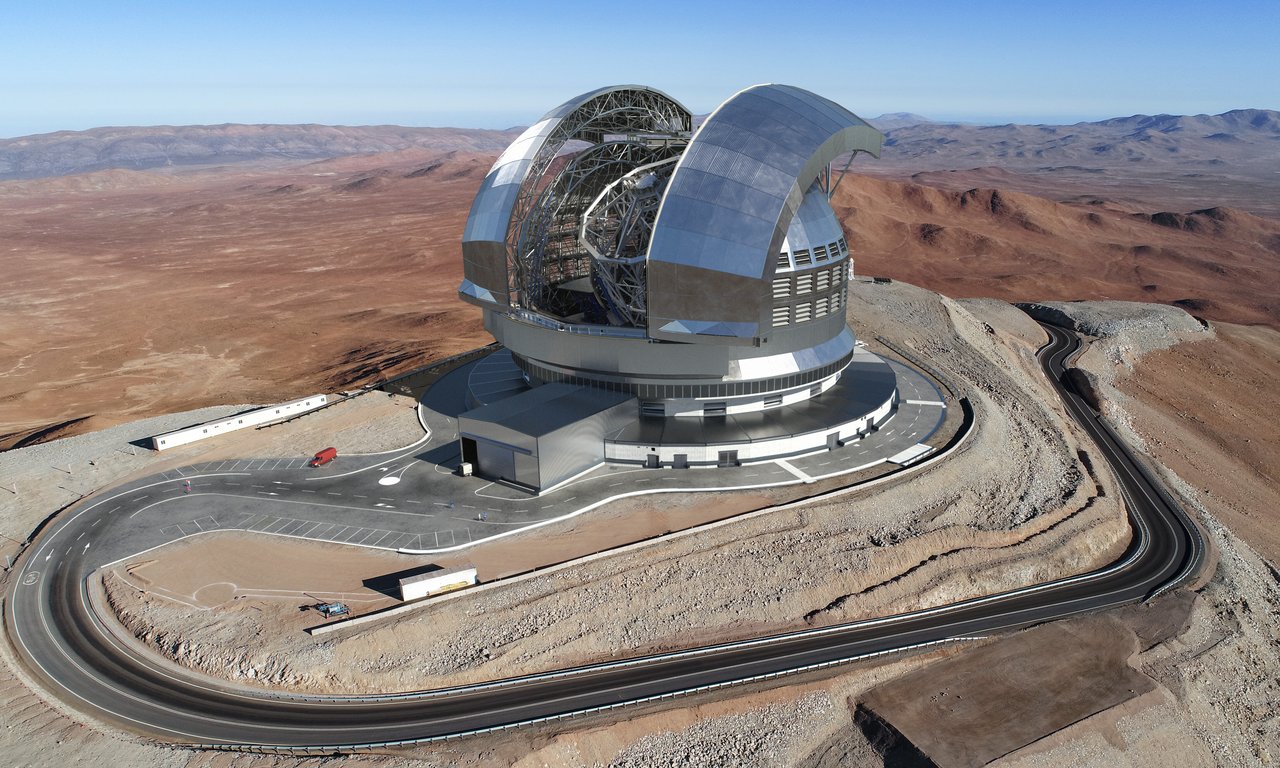 Blick auf das ELT in einer Entwurfsgrafik, riesige Teleskopkuppel auf einem Berg, umgeben von Wüste.