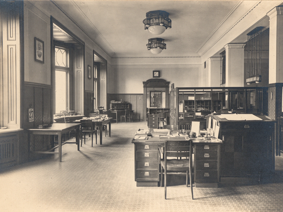 Filiale Troppau |Opava (CZ), Banksaal mit Arbeitsbereich der Beamten und Durchsicht zum Tresor. Rudolf Eisler, 1914–1916. © OeNB/Bankhistorisches Archiv