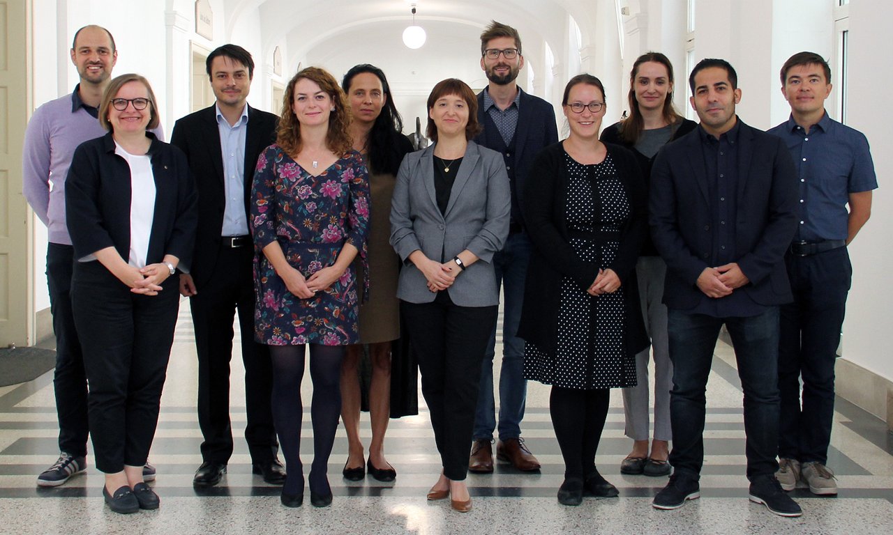 Gruppenfoto der Geförderten mit Vizerektorin Tanzer.